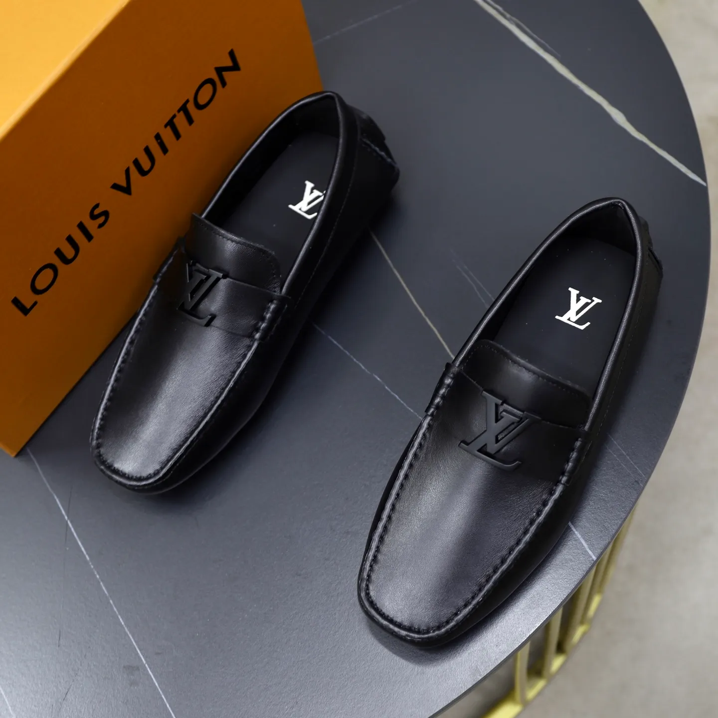 Ex-factory price: 480💰【LV】Louis Vuitton ⚠️High-end men’s driving and pedal series ⚠️38-44 (customized for 45) ⚠️All original cowhide leather! Thick and soft! Made entirely of calfskin lining! Rubber sheet anti-slip beanie sole! Three-dimensional package technology! Fashionable and classic! Handicrafts! Original high quality! Feel free to compare!